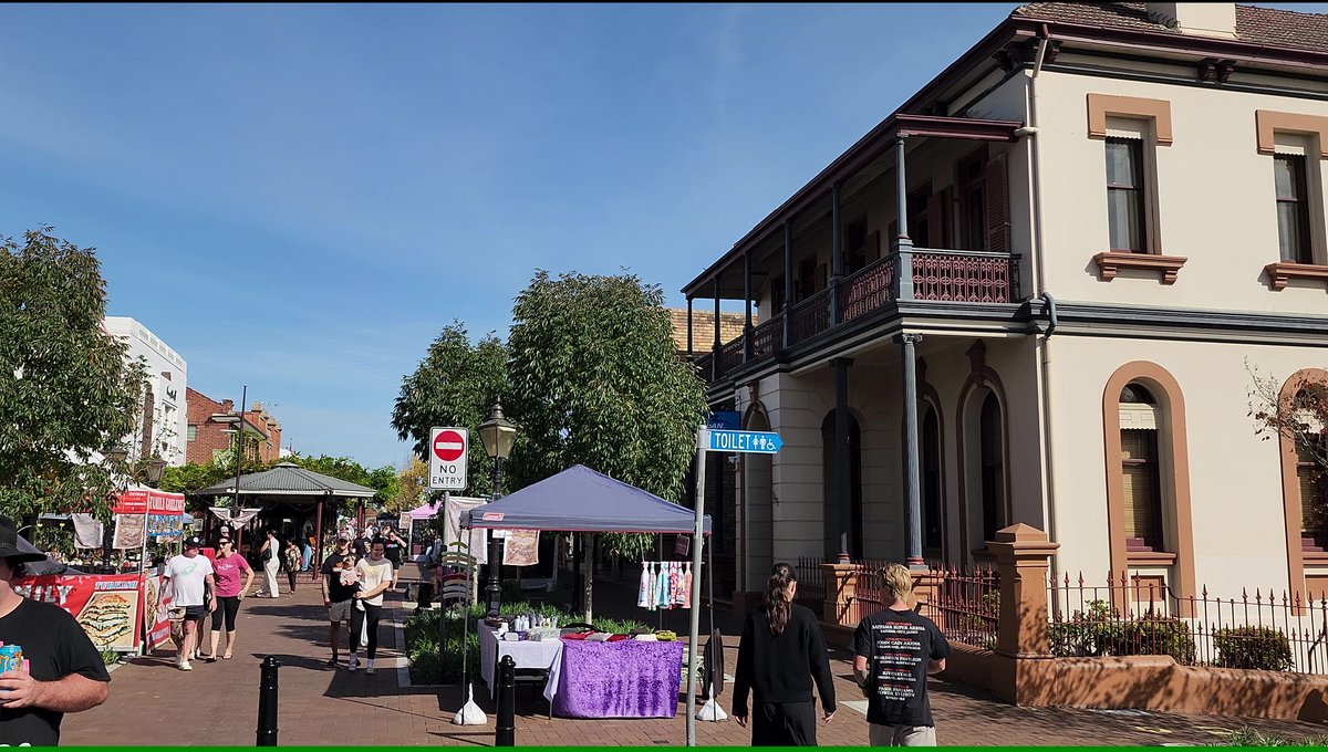 Sunday farmers market on Thompson Square Windsor with local stalls