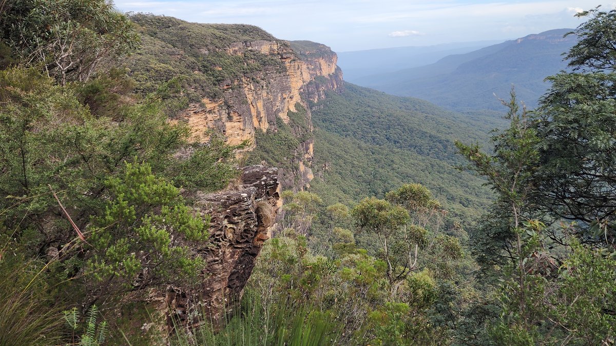 Blue Mountains sandstone cliffs and Jamison Valley panorama