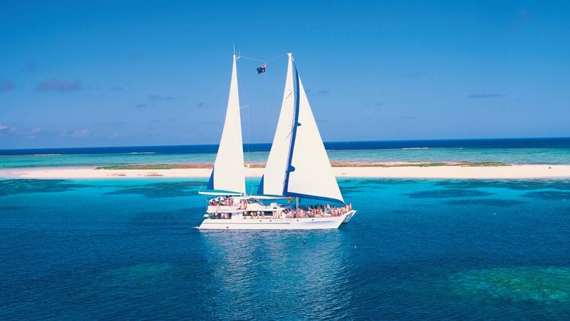 Ocean Spirit under sail beside Michaelmas Cay